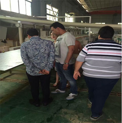 腐蝕機出口-國外客戶前來采購不銹鋼蝕刻機