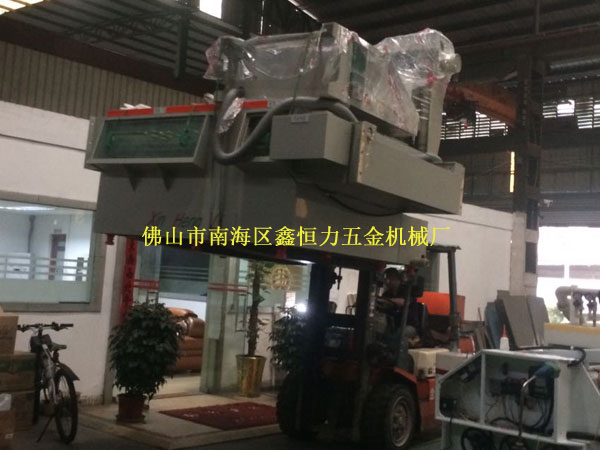 福建客戶不銹鋼鍋片蝕刻機裝車發(fā)貨！